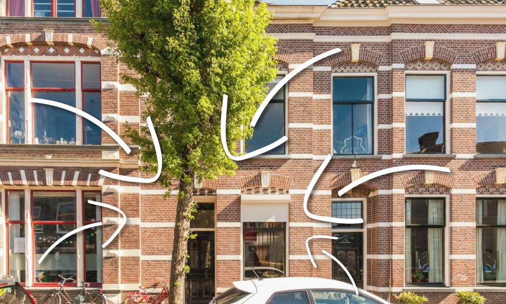 Traditionele Nederlandse bakstenen huizen en boom.
