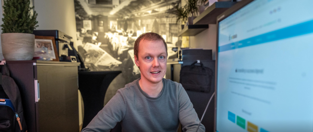 Man werkt aan computer op kantoorkantoor.