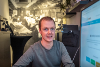 Man werkt aan computer op kantoorkantoor.