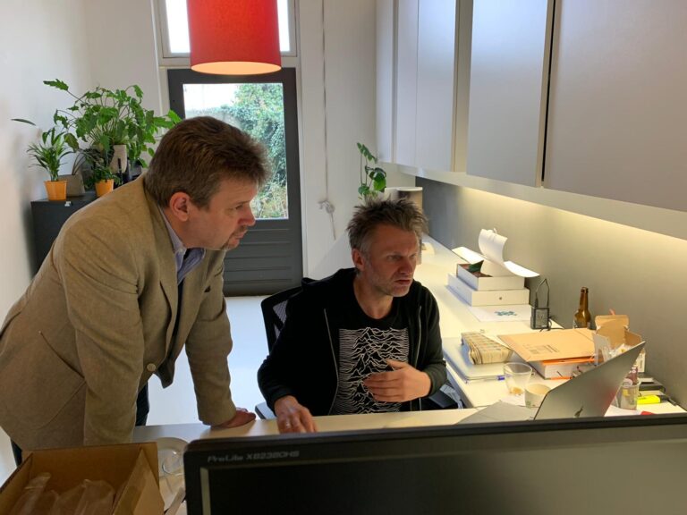 Twee mannen werken samen op kantoor.