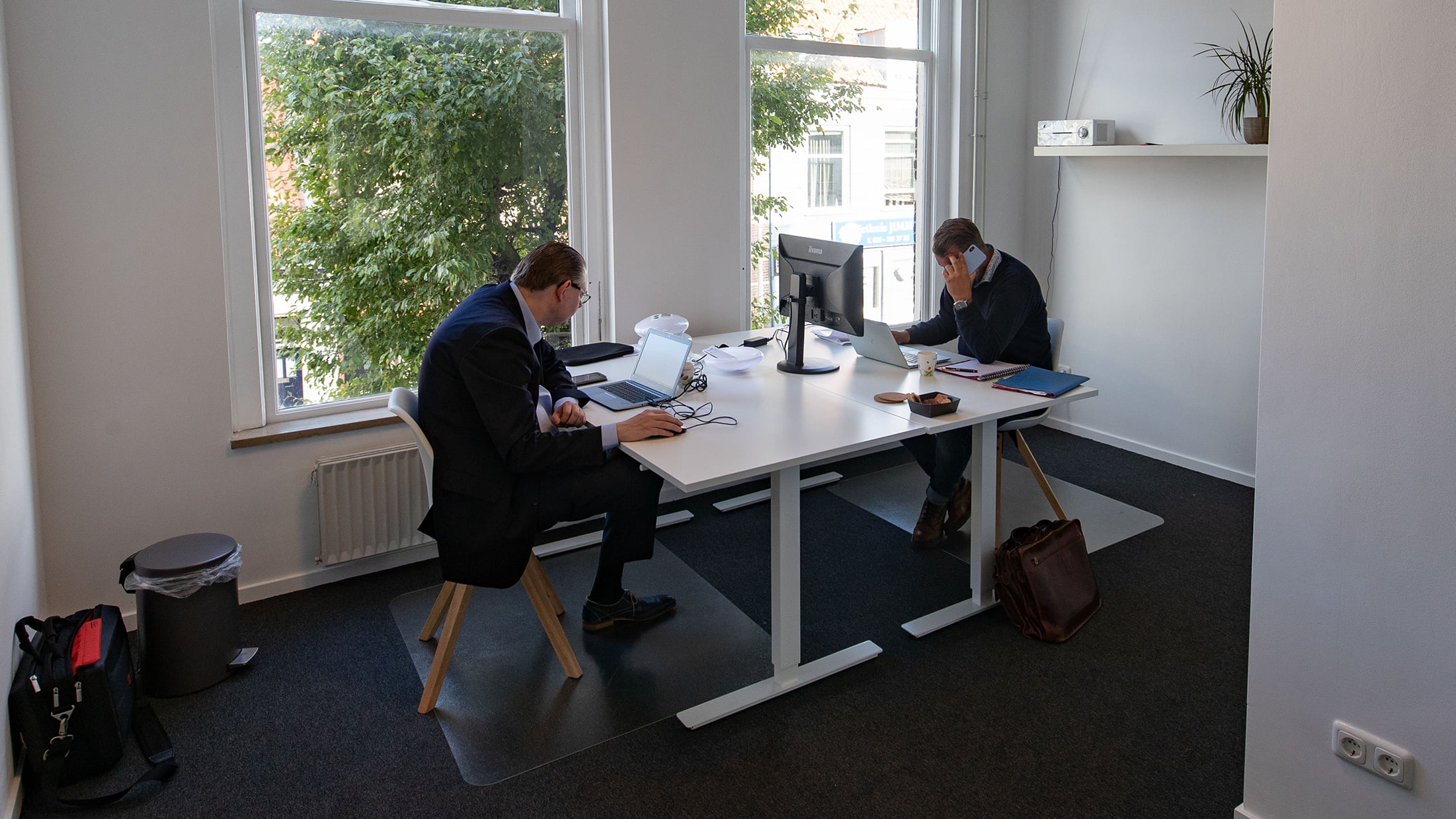 Twee mannen werkend op kantoor.